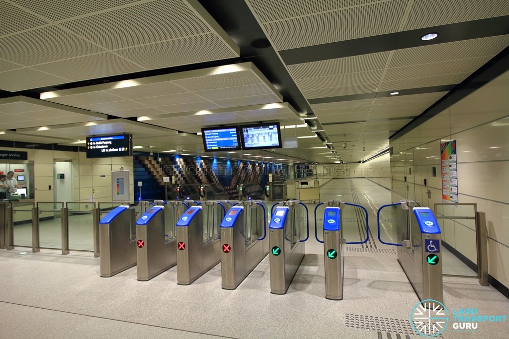 Sixth Avenue MRT Station - Passenger Service Centre & Faregates