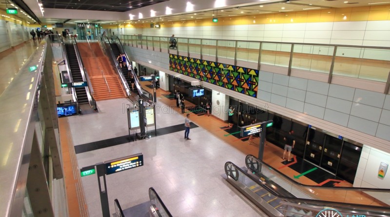 MacPherson MRT Station - Overhead view of platform from concourse level