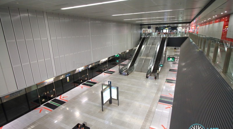 Telok Blangah MRT Station - Overhead view of platform from concourse level