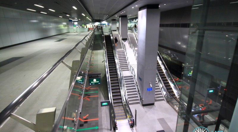 Nicoll Highway MRT Station - Overhead view of platform from concourse level