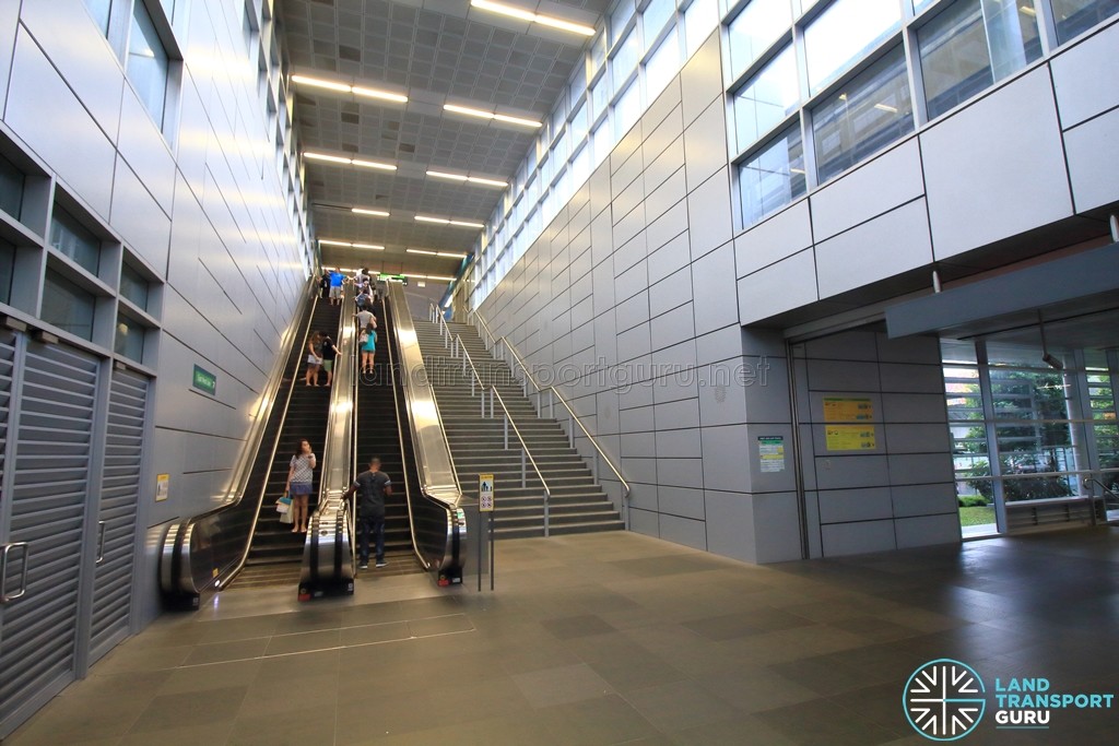Paya Lebar MRT Station - Paid link between EWL Platform and CCL Concourse