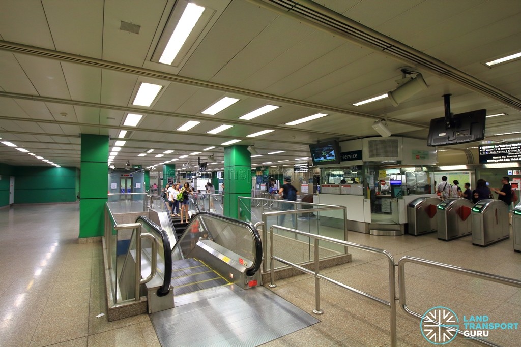 Novena MRT Station - Ticket concourse (Paid area)