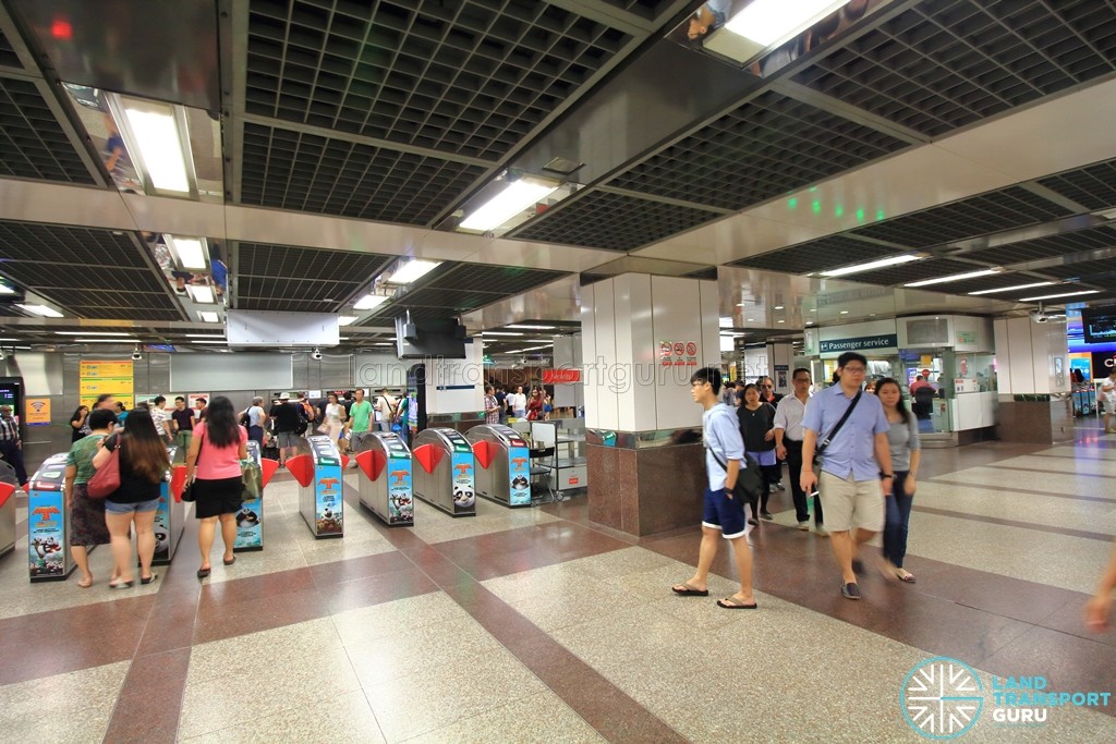 City Hall MRT Station - Passenger Service Centre & Faregates