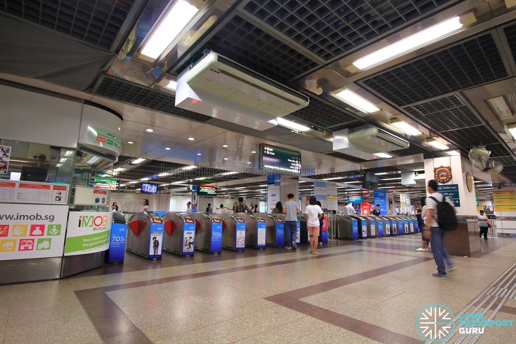 City Hall MRT Station - Passenger Service Centre & Faregates