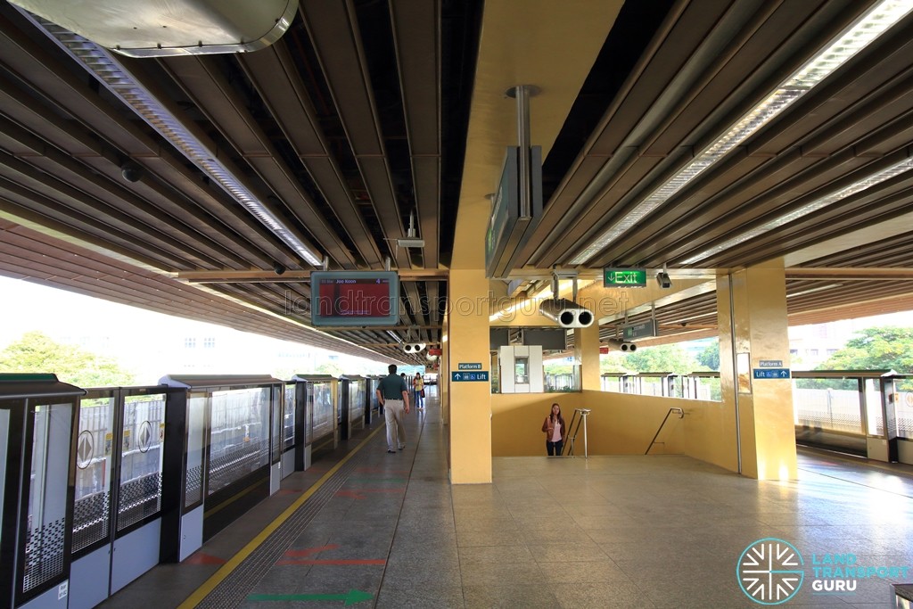 Commonwealth MRT Station - Platform level
