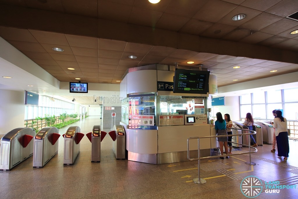 Simei MRT Station - Passenger Service Centre & Faregates