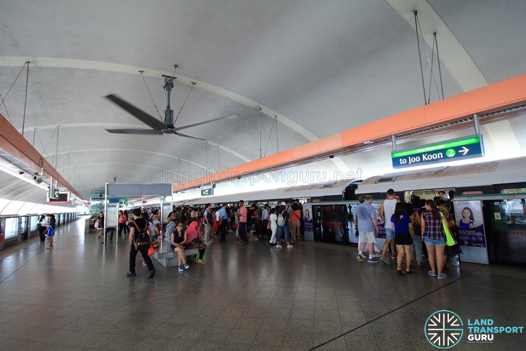 Bedok MRT Station - Platform boarding