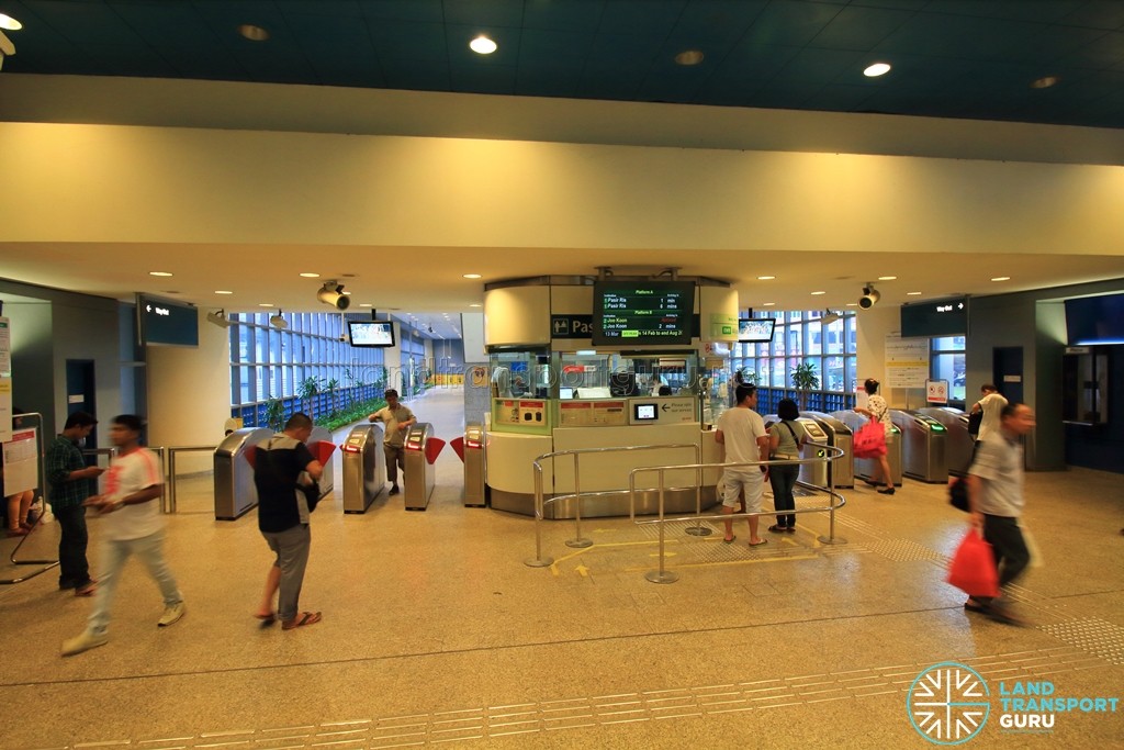 Aljunied MRT Station - Passenger Service Centre & Faregates