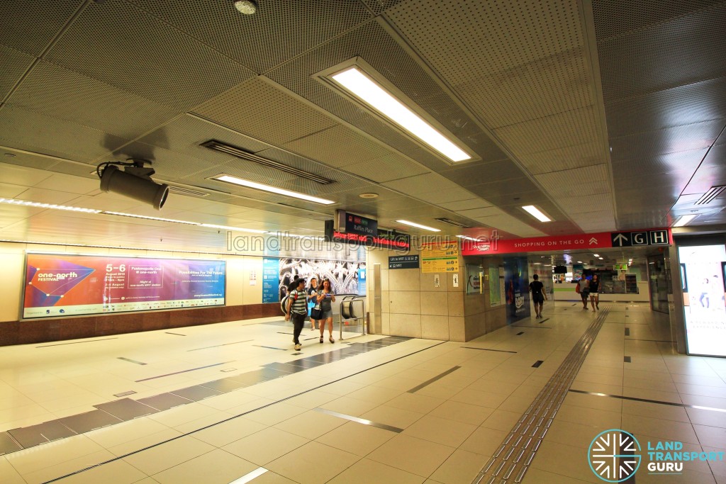 Raffles Place MRT Station - Basement Linkway