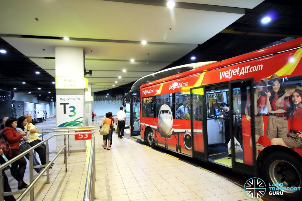 Changi Airport Terminal 3 Basement - Commuters boarding Service 858