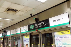 Trial Signage at Outram Park East-West Line Platform A (Jun 2017)