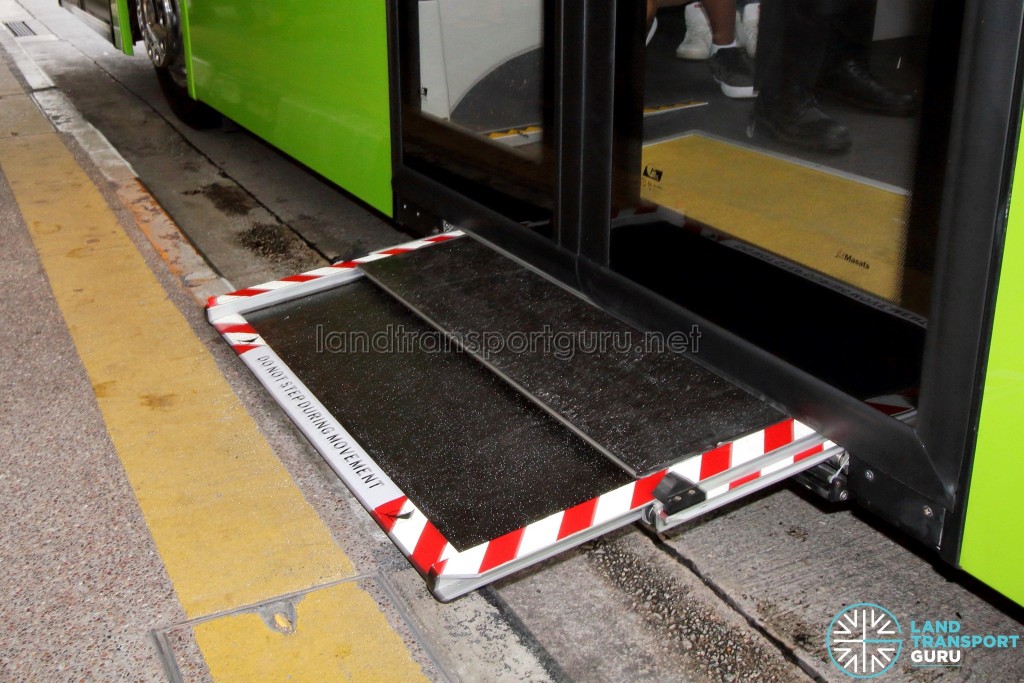 SBS Transit MAN A95 ND323F (SG5835M) - Automated Wheelchair Ramp in operation