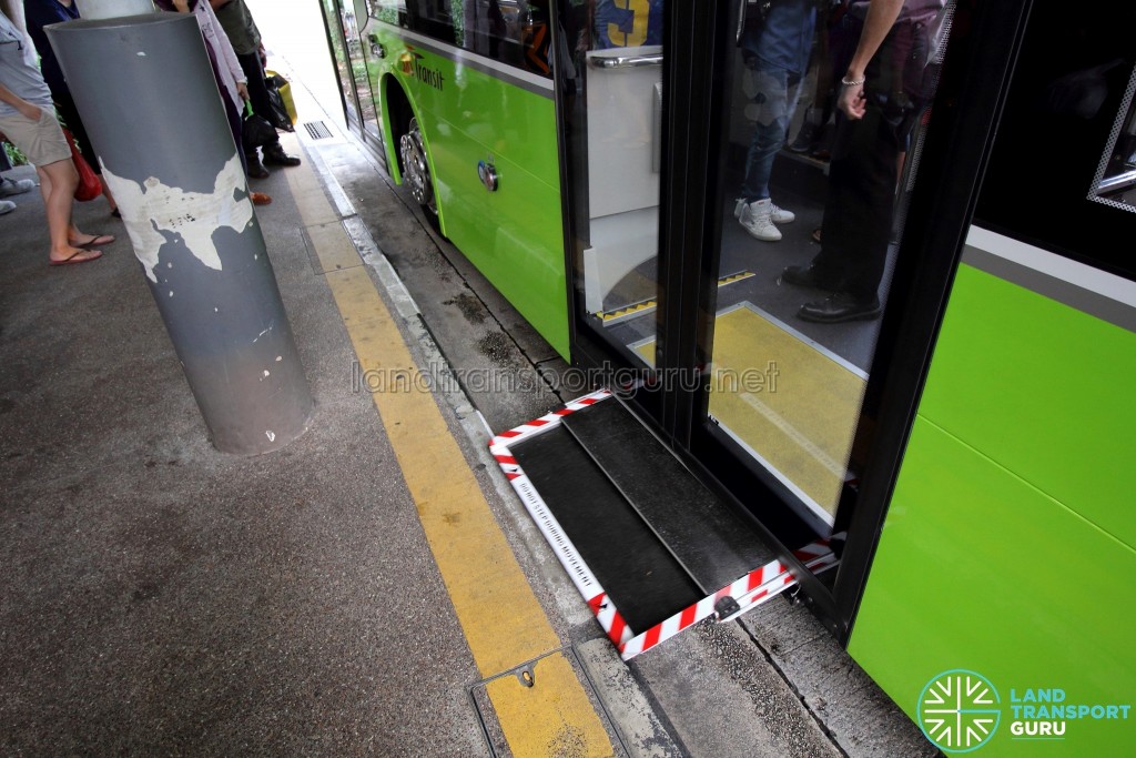 SBS Transit MAN A95 ND323F (SG5835M) - Automated Wheelchair Ramp in operation