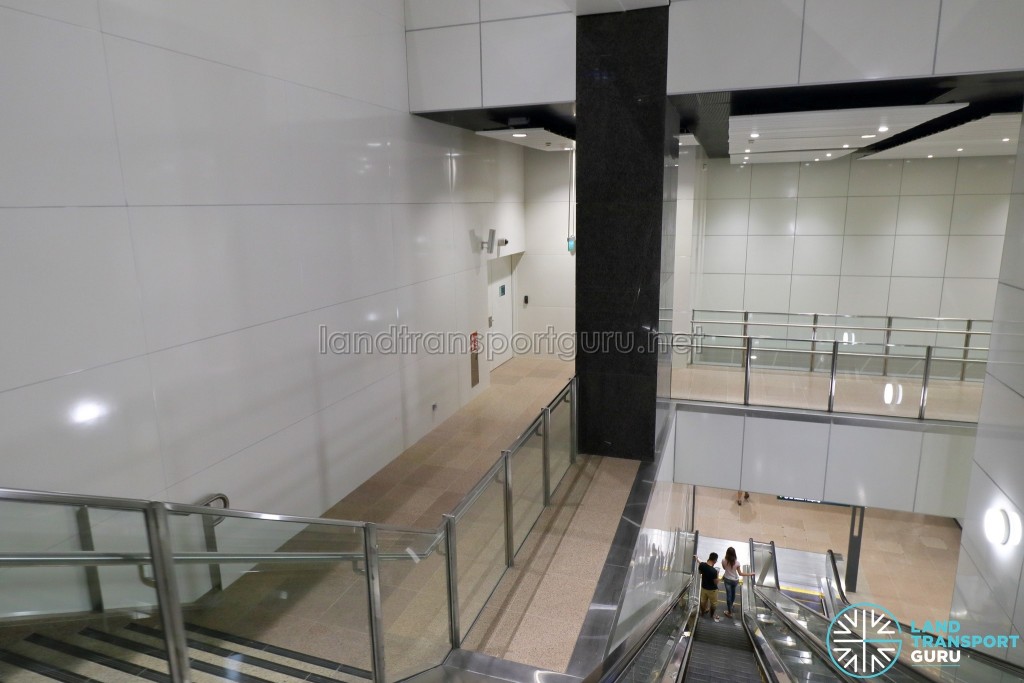 MacPherson MRT Station (DTL) - Service level between platforms and concourse