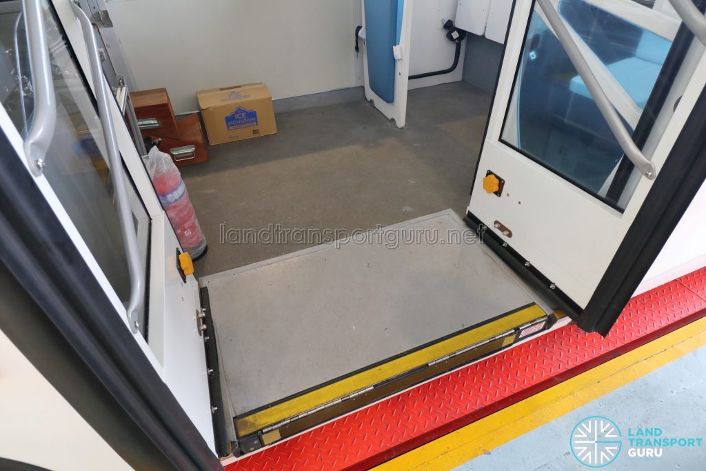 ST Autobus - Entrance with automatic wheelchair ramp
