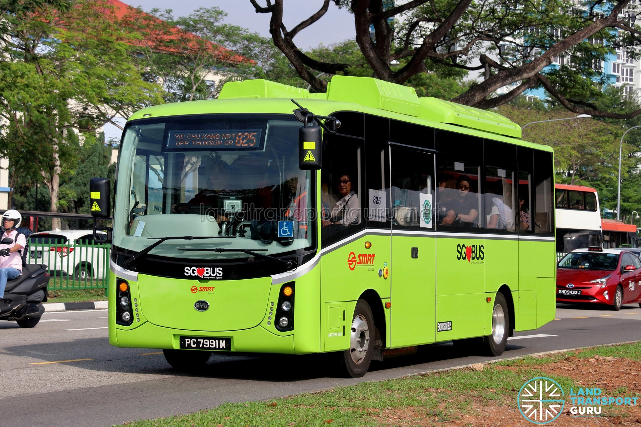 Bus 825 - SMRT Buses BYD C6 (PC7991M)