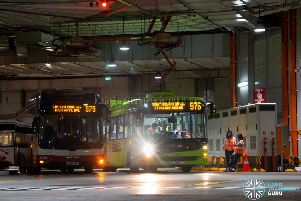 Bus 976 - SMRT Linkker LM312 (SG3077Y) Charging