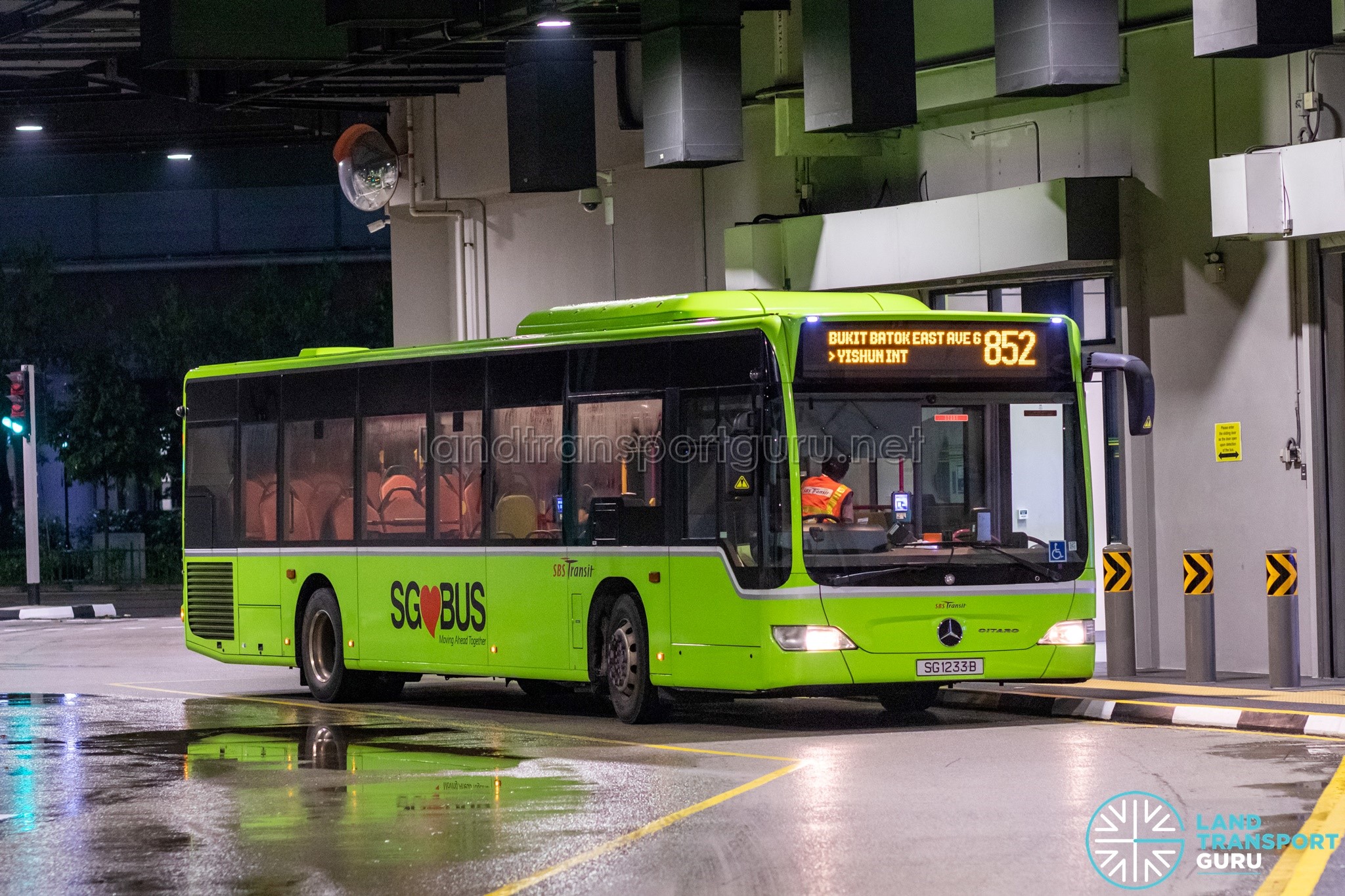 SBS Transit Bus Service 852